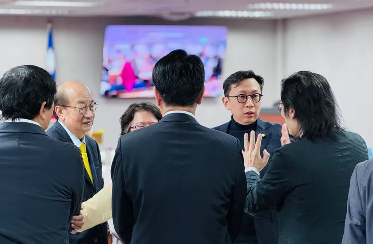 立法院长韩国瑜、蓝委葛如钧。葛如钧办公室提供