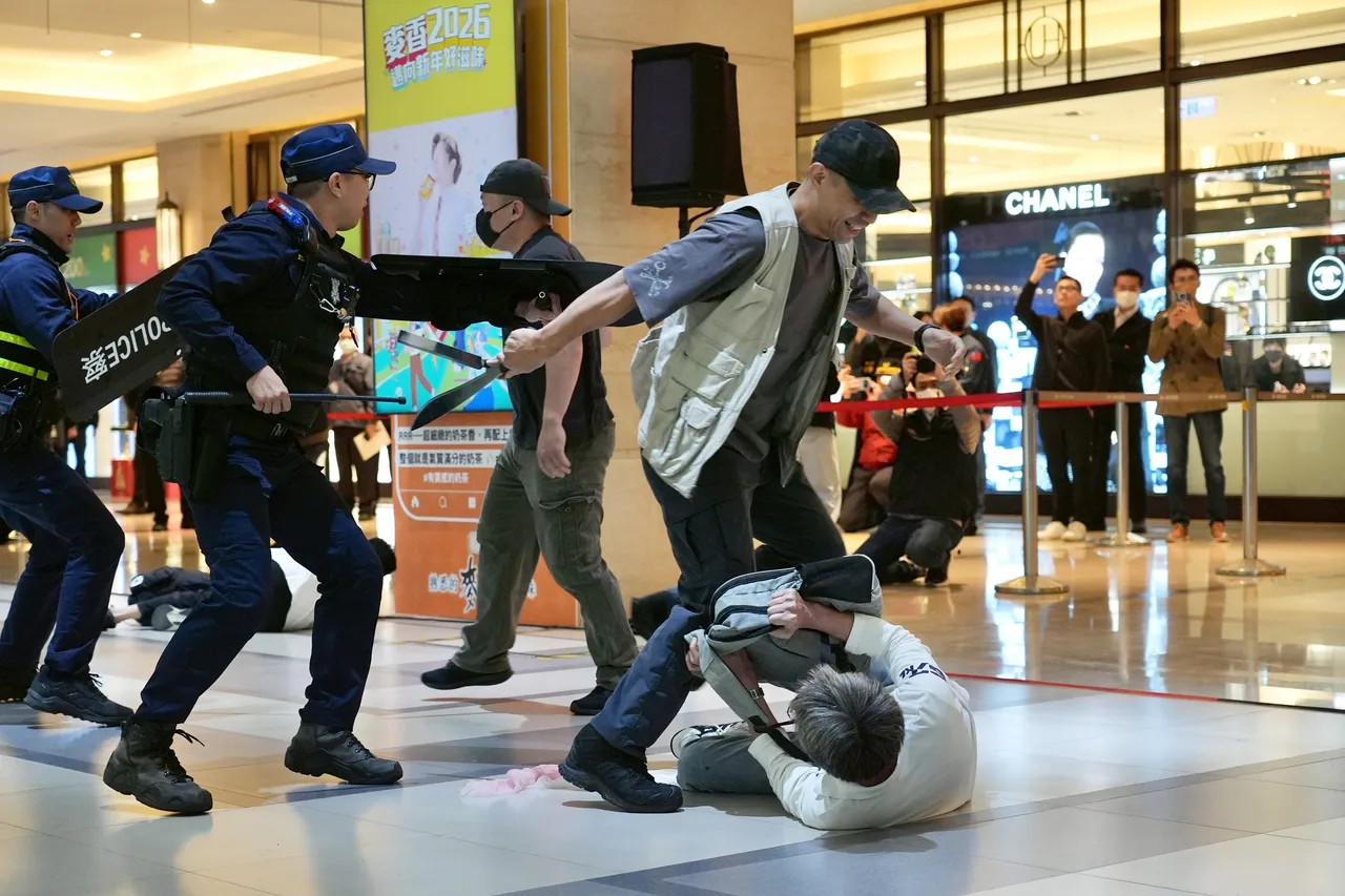 警方、消防及捷运人员参与高强度维安演练。彭欣伟摄