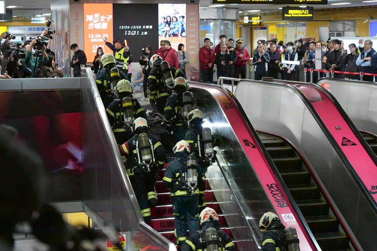 演练情境涵盖捷运车厢、月台及转运动线，全面检视各环节安全防线。彭欣伟摄