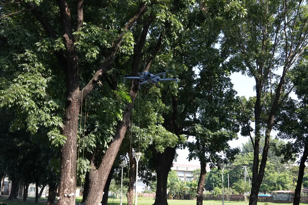 屏东特搜义消无人机分队运用3D建模技术，建立第一手灾害范围影像资讯，助现场指挥官判断情势。翻摄画面