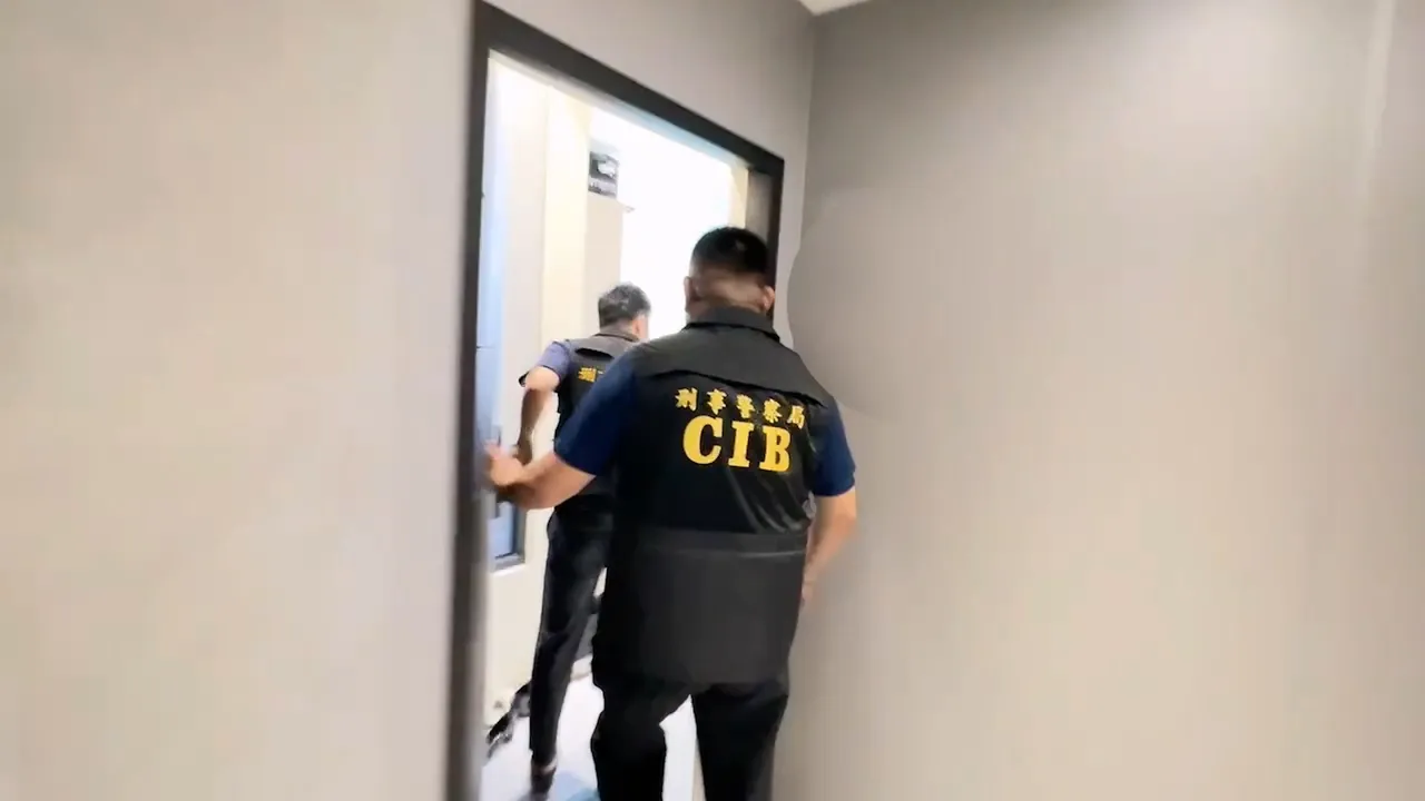 警方攻坚台中龙井民宅。翻摄画面