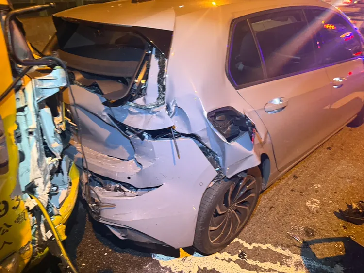 排隊等著下成子寮匝道的另一輛白車，無端遭到後方垃圾車追撞。翻攝畫面