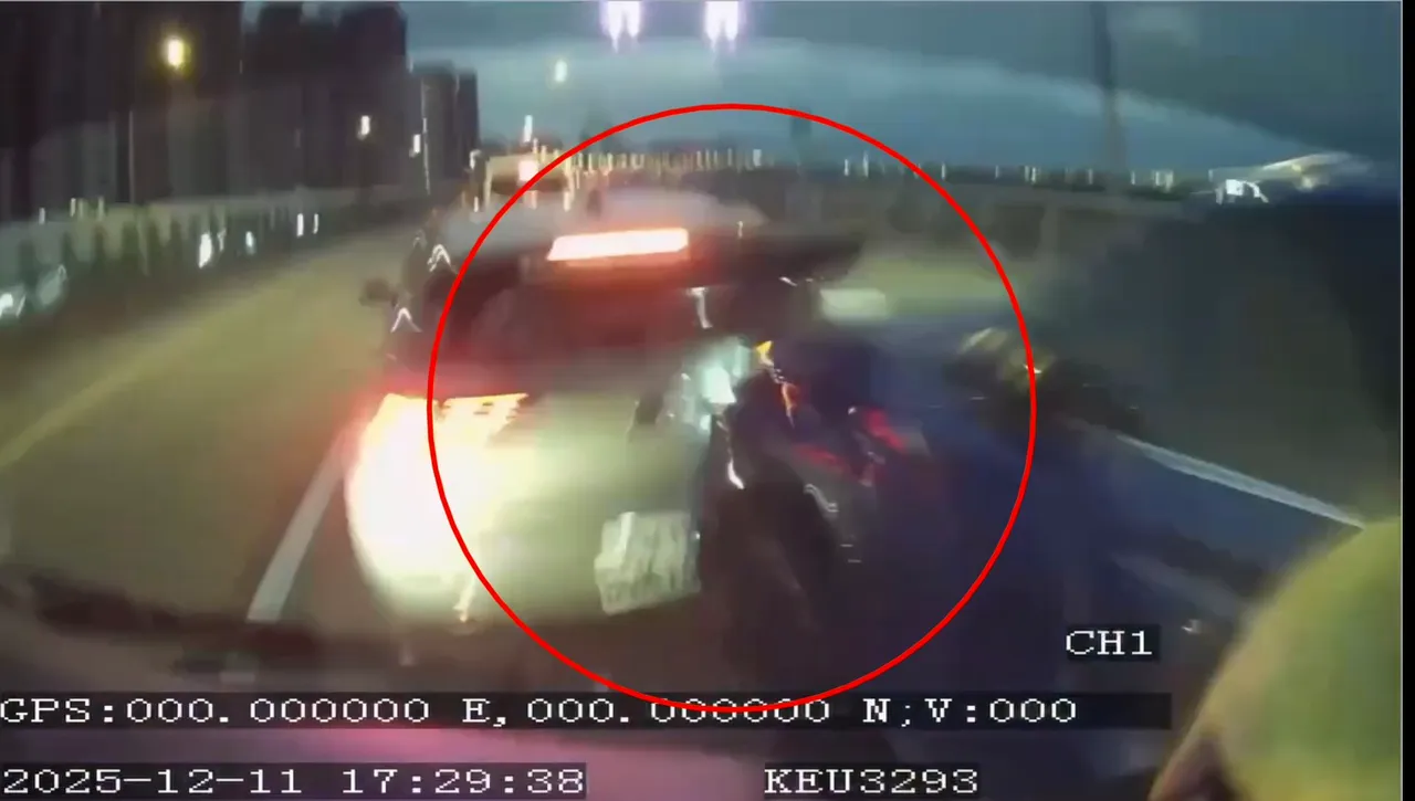 蓝色车子被垃圾车撞到飞起，偏离原本车道，前方白车则是后保杆整个凹陷毁损，可见撞击力相当之大。翻摄画面