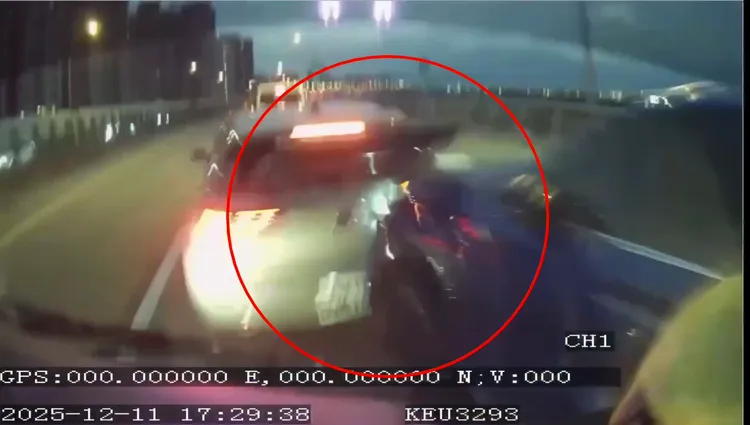 藍色車子被垃圾車撞到飛起，偏離原本車道，前方白車則是後保桿整個凹陷毀損，可見撞擊力相當之大。翻攝畫面