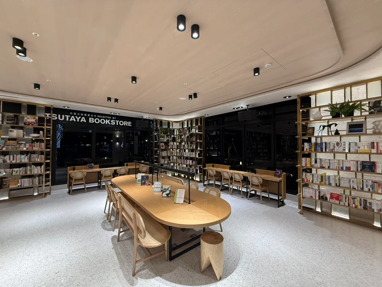 「清景麟國家公園」閱覽室有TSUTAYA BOOKSTORE選書，規劃頂級法式鐵板燒。葉家銘攝