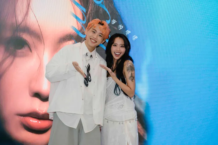 李芷婷（右）今發片會，理想混蛋的主唱雞丁現身祝賀。華納音樂提供