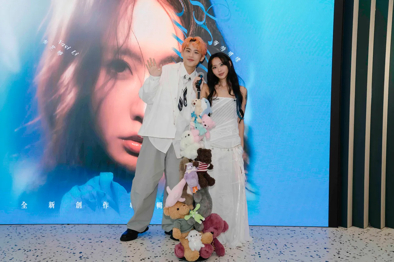 李芷婷（右）與雞丁因校園活動相識，直讚男方溫柔又真誠。華納音樂提供