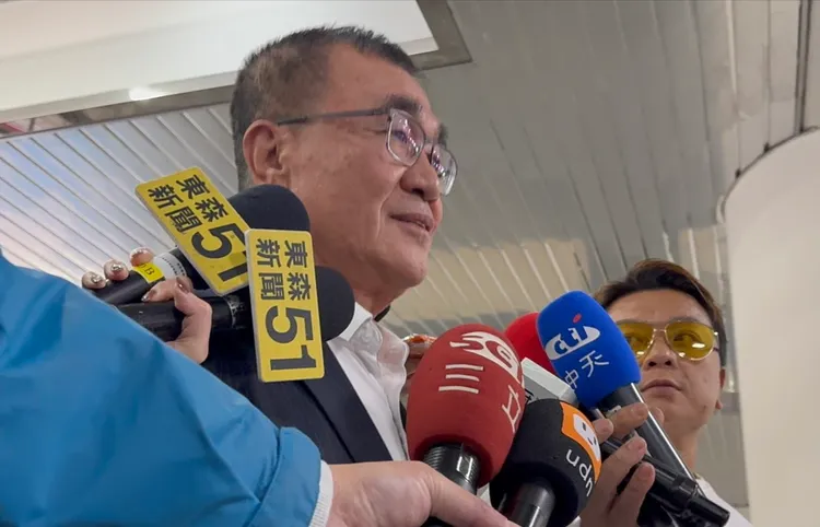 李四川抵達議會後，快閃上樓。張綵茜攝