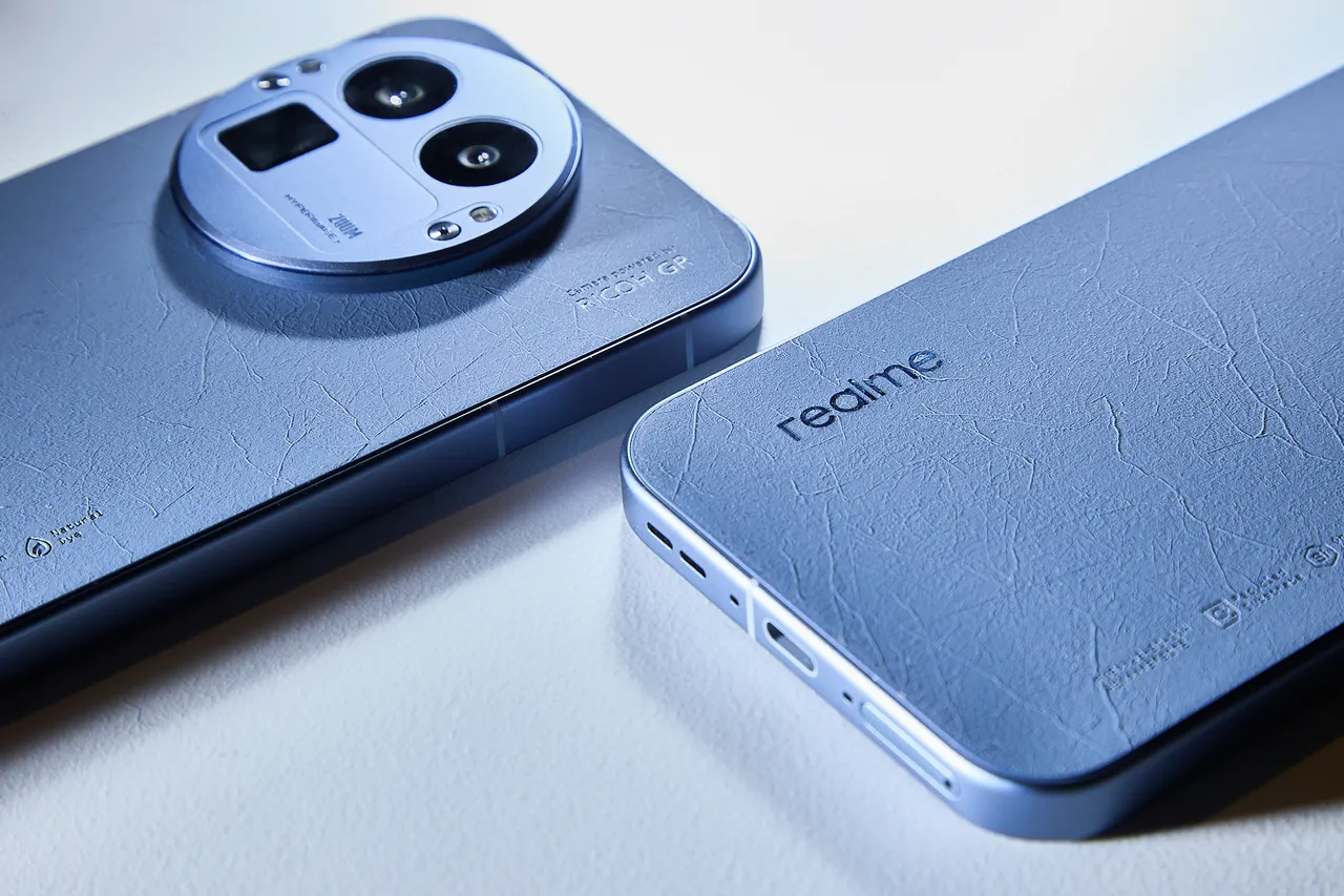 「星驰蓝」，纸感皮革背盖采用回收塑胶与纸材制成，搭配业界首创光学奈米雕刻技术，带来兼具环保与时尚的设计美学。realme提供