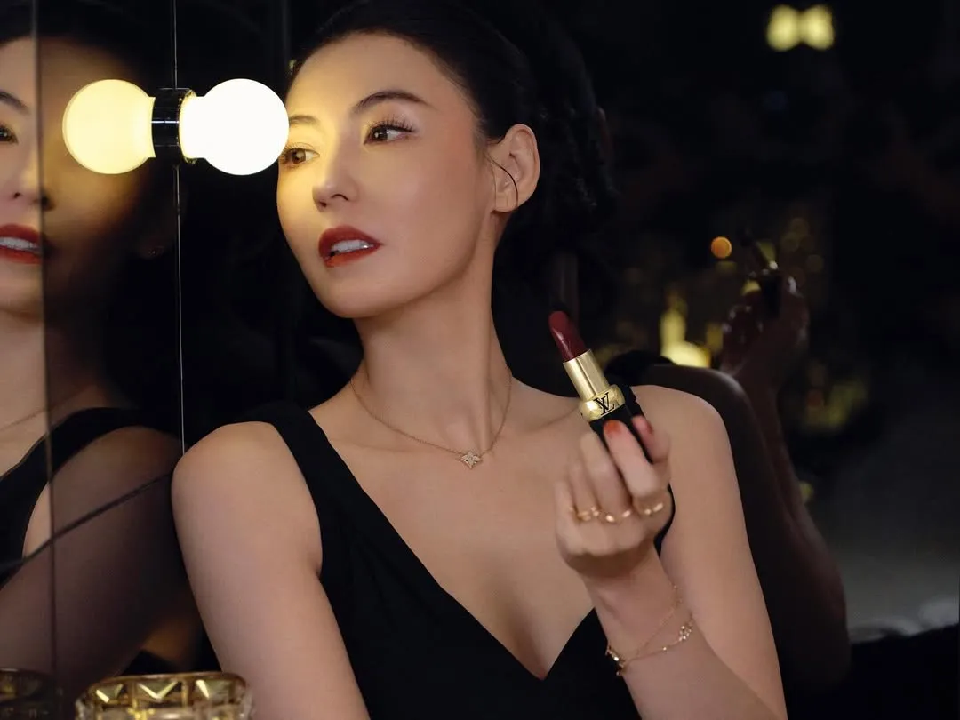 张柏芝搽上LV Rouge唇膏#896。品牌提供