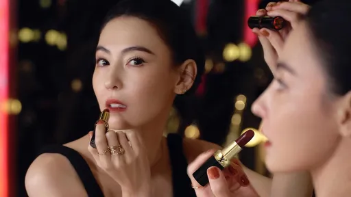 张柏芝也爱LV精品唇膏　抹LV Rouge唇膏钦点色号是#896