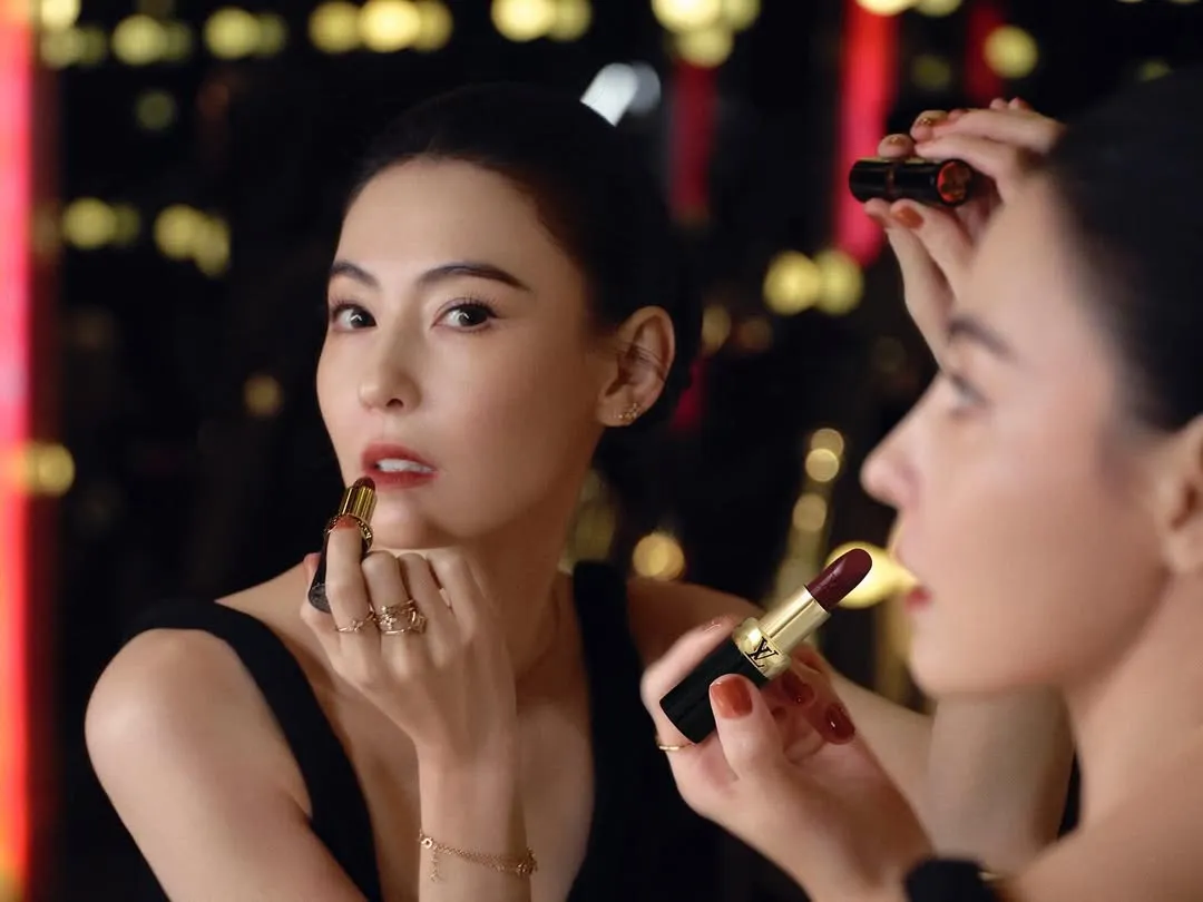 被张柏芝钦点的色号#896 Monogram Rouge檀红，将路易威登熟悉的棕色调性，转化为唇间的优雅红棕。品牌提供