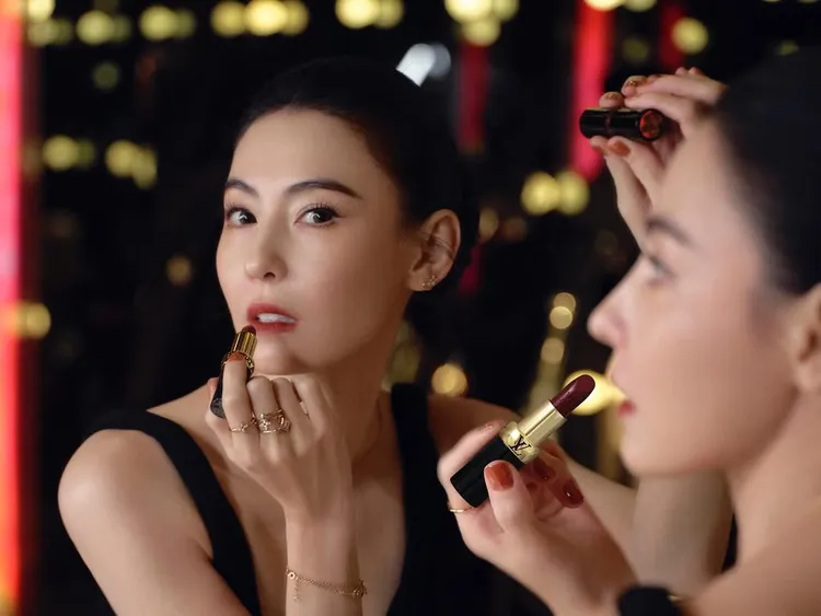 被張柏芝欽點的色號#896 Monogram Rouge檀紅，將路易威登熟悉的棕色調性，轉化為唇間的優雅紅棕。品牌提供