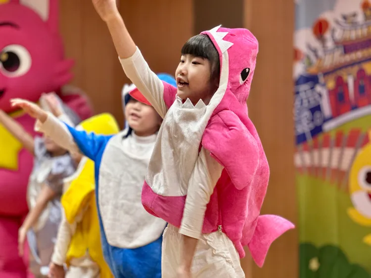 記者會現場開場表演邀請超人氣卡通明星碰碰狐及鯊魚寶寶，以歌舞帶動，營造歡樂氣氛。民政局提供