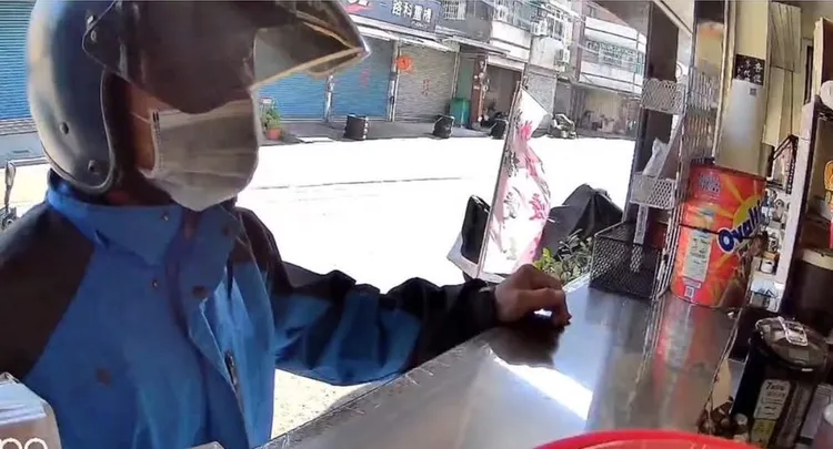 路竹區智仁街某飲料店店內愛心捐款箱遭取走。翻攝畫面