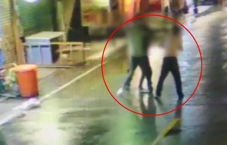 郑男与卓男酒后当街上演拳击擂台赛，年纪小两轮的卓男钱没借到，还上了医院。翻摄画面