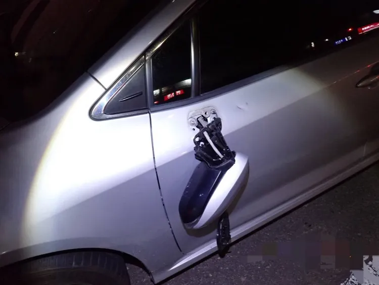 王男开车左转在行人穿越道上撞伤2行人，车子左侧后照镜还撞断。民众提供