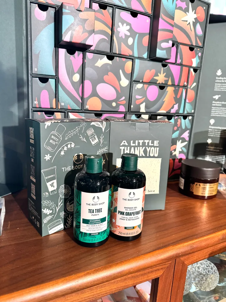 The Body Shop捐贈育成社福基金會總價值逾10萬元的節慶禮盒。張家玲攝