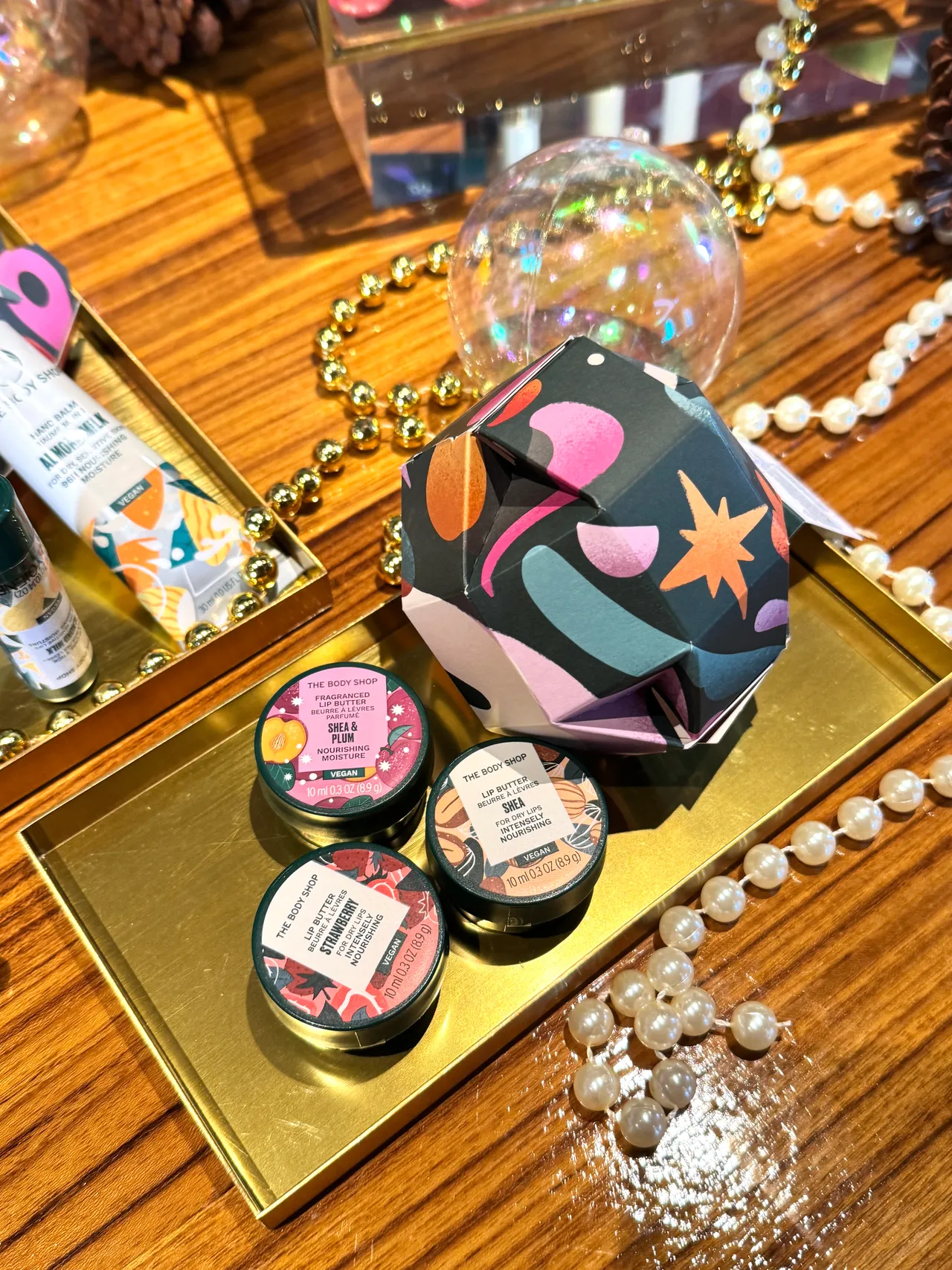 XM果香润唇呵护原装礼盒，980元。张家玲摄