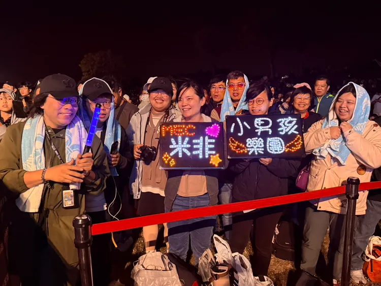 粉絲拿著手牌前來替小男孩樂團加油打氣。莊曜聰攝