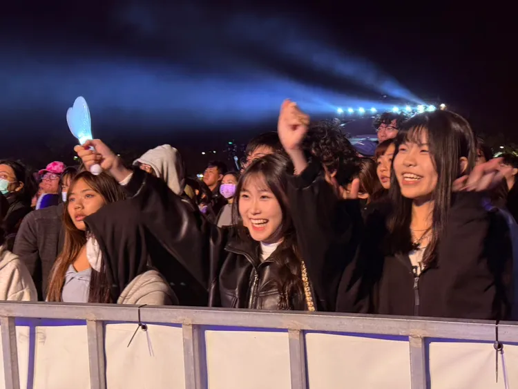 不少粉絲一早就來排隊，還是省次來到官田遊客中心，希望晚上能近距離看到偶像。莊曜聰攝