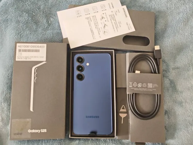 简男刊登三星、iPhone等照片进行假网拍。翻摄画面