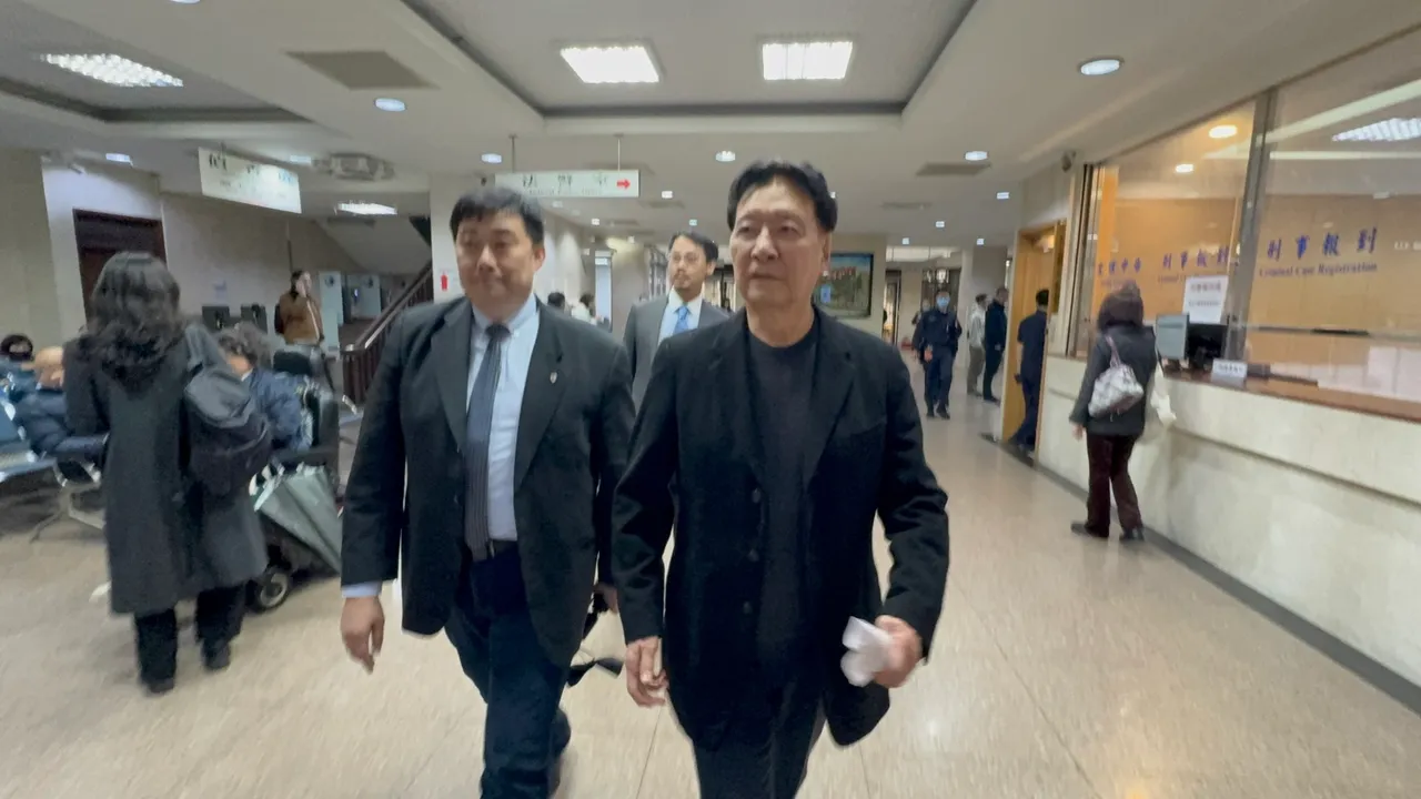 赵少康在律师陪同下一同走进北院，准备出庭。读者提供