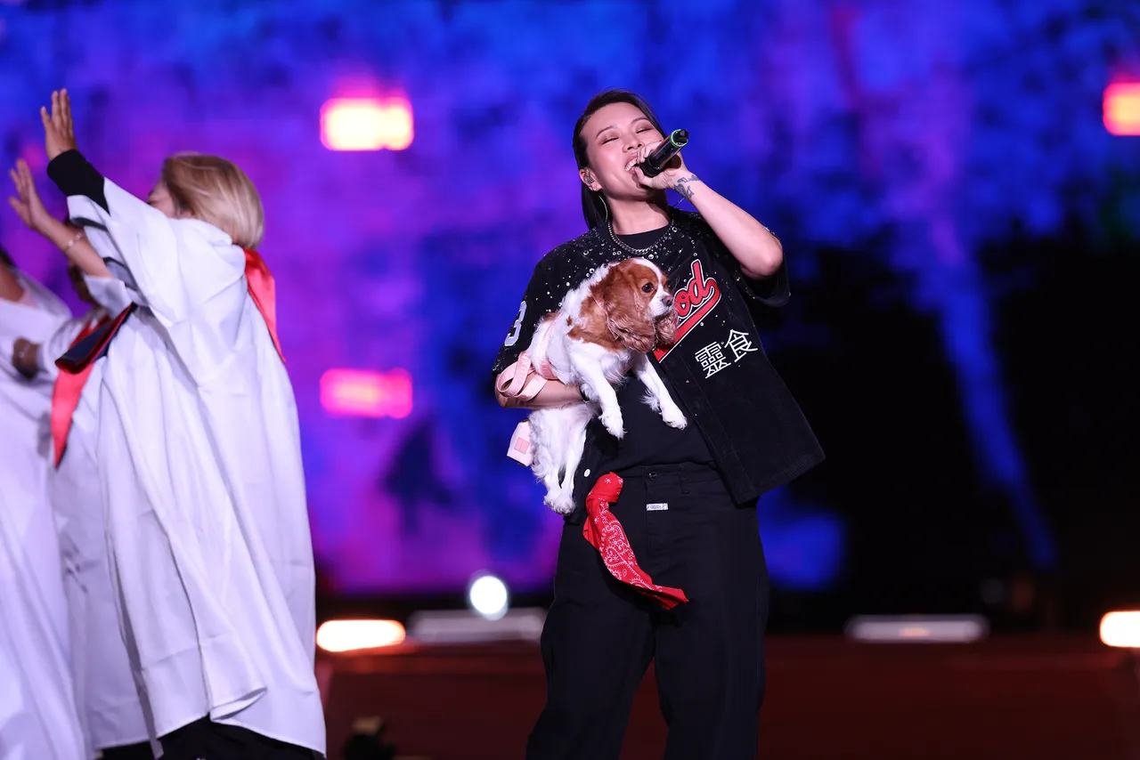 葛仲珊抱爱犬开唱。台东县政府提供