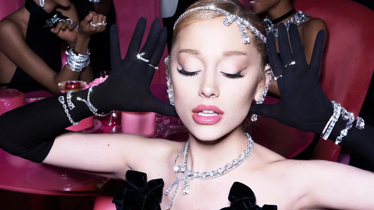 亚莉安娜将运用Y形项链、手表、手镯、颈链等珠宝进行层次搭配。品牌提供