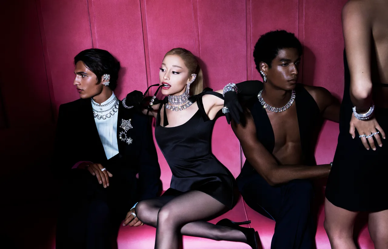 亚莉安娜在圣诞趴上变身最闪耀的派对女王。品牌提供