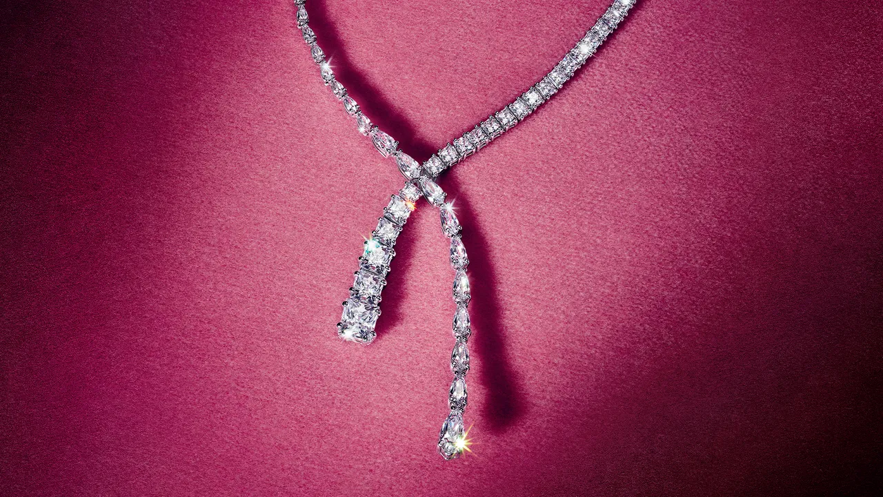 SWAROVSKI Matrix Y形项链，1万8000元。品牌提供