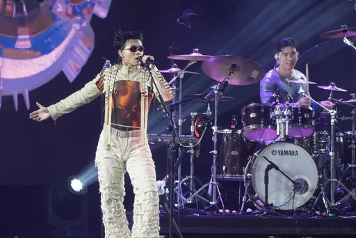 台北跨年｜美秀集團鼓手表演中途進食香蕉　親解背後寓意大喊：愛台灣