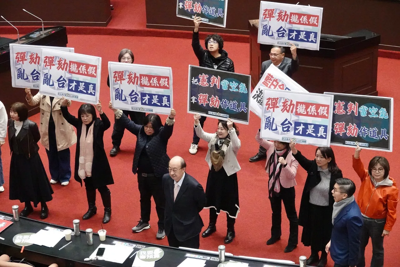 立法院通过「弹劾赖清德」提案，民进党团抗议。庄宗达摄