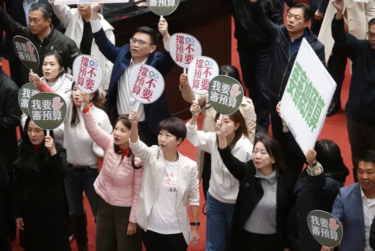 立法院通過「彈劾賴清德」提案，民進黨團抗議。莊宗達攝