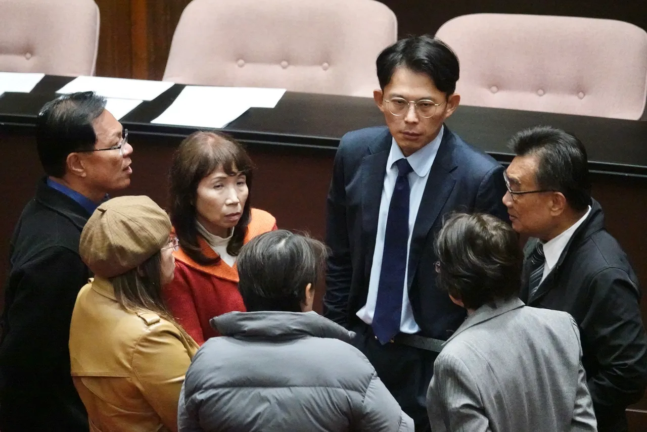 民众党立委黄国昌、林国成、刘书彬、黄珊珊、麦玉珍、张启楷、陈昭姿。庄宗达摄