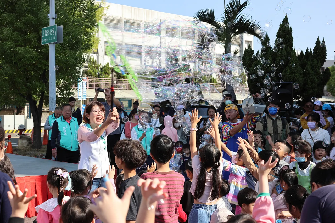 黃秀芳舉辦親子活動，吸引上千人參加。民眾提供