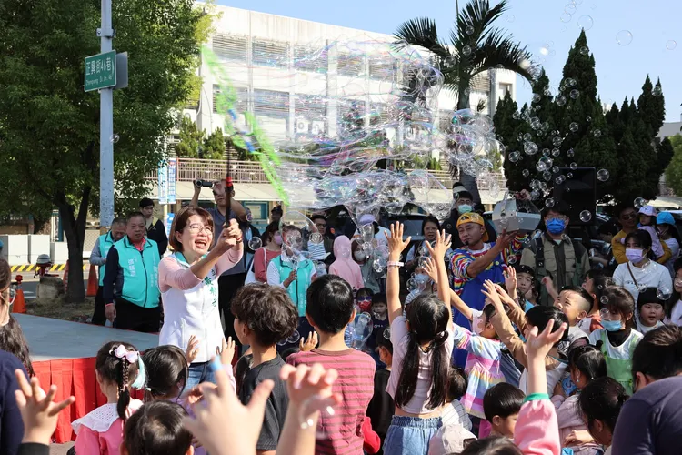 黃秀芳舉辦親子活動，吸引上千人參加。民眾提供