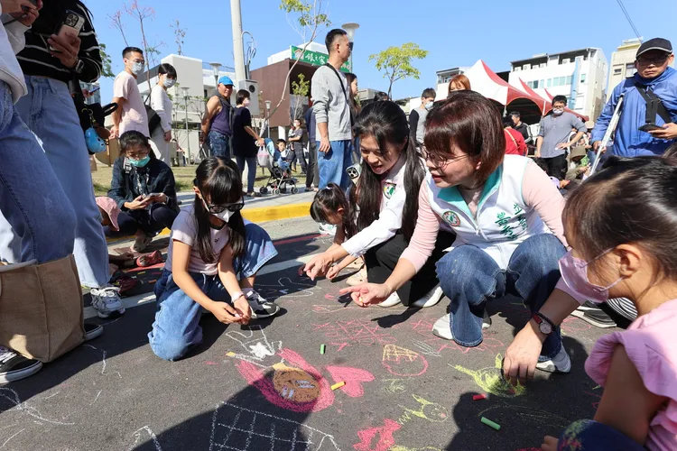 爭取民進黨彰化縣長提名的立委黃秀芳，上午舉辦親子活動，陪小朋友在馬路上塗鴉。民眾提供