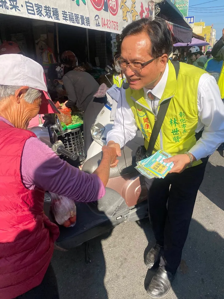 彰化市長林世賢在員林華成市場掃街爭取支持。翻攝邱建富臉書