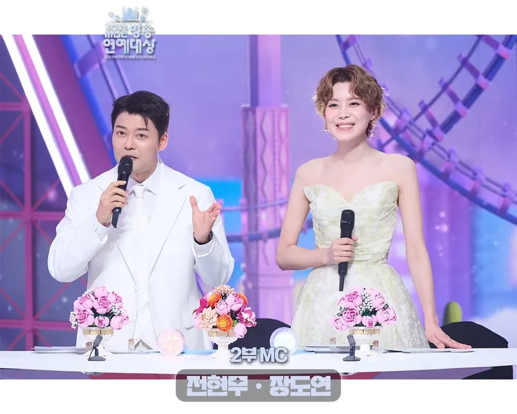 全炫茂（左）、張度練擔任主持人。翻攝MBC