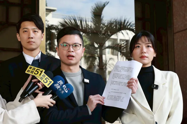 国民党邓凯勋（左起）、凌涛、杨智伃赴北检告发国防部军购案承办人员。翻摄自凌涛脸书