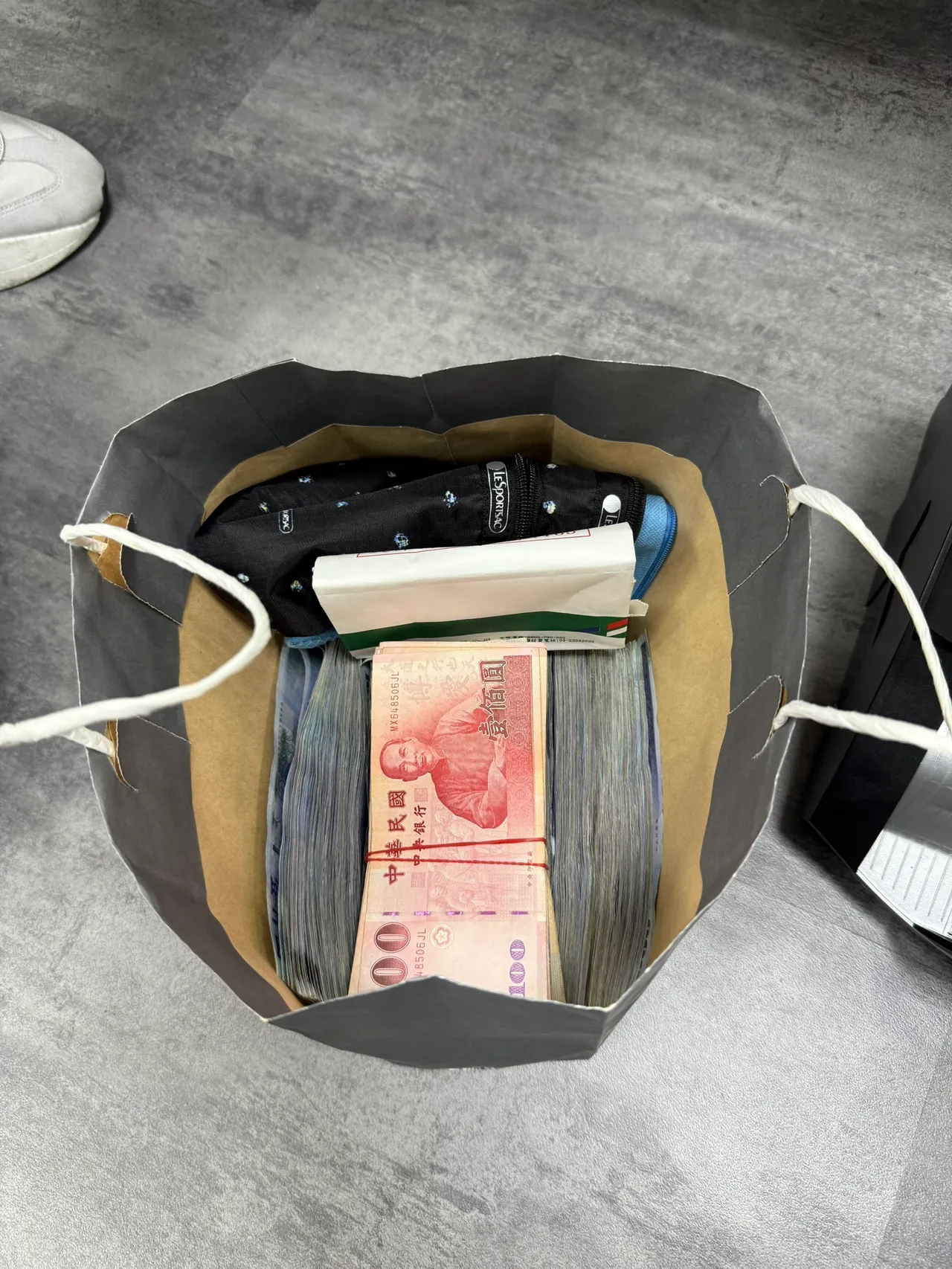 检方搜索办公室查扣现金85万余元。桥检提供