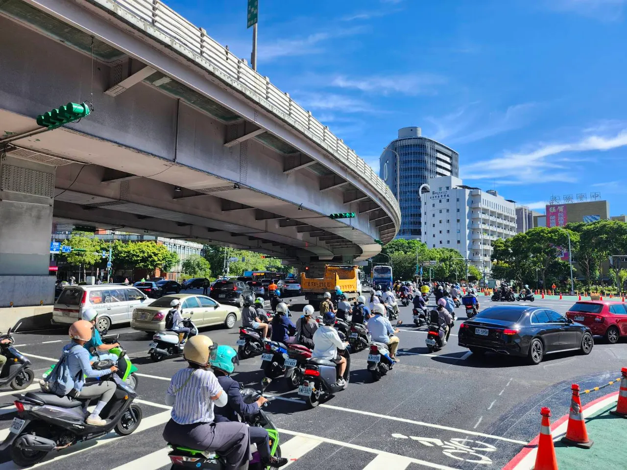 公馆圆环拆除工程完工，交通疏导效果仍受外界质疑。彭欣伟摄