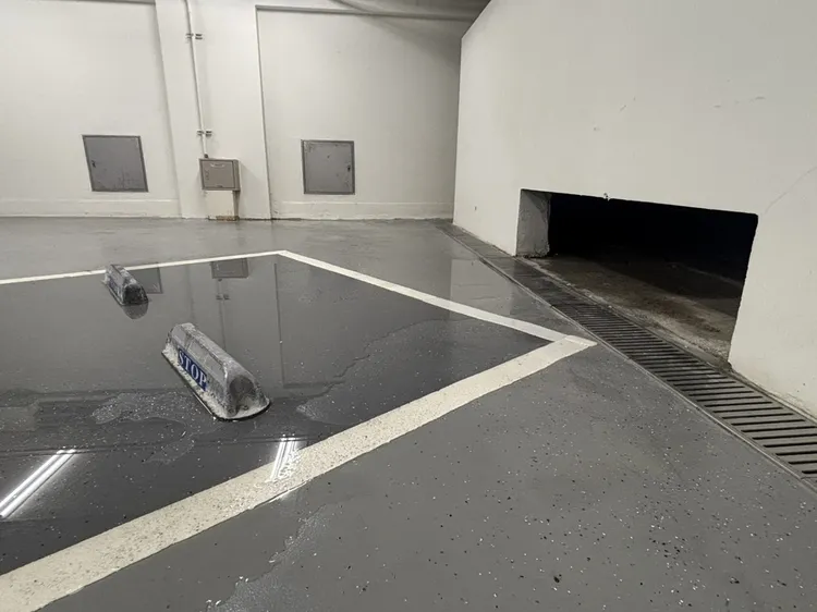 新完工的社宅陸續爆出漏水、壁癌、停車場積水等問題。圖為六張犁社宅／陳怡君提供