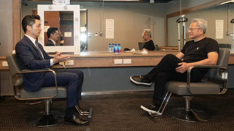 輝達落腳北士科的簽約時程仍牽動政壇與產業界。圖為蔣萬安（左）與黃仁勳（右）昔日合影／翻攝自蔣萬安臉書