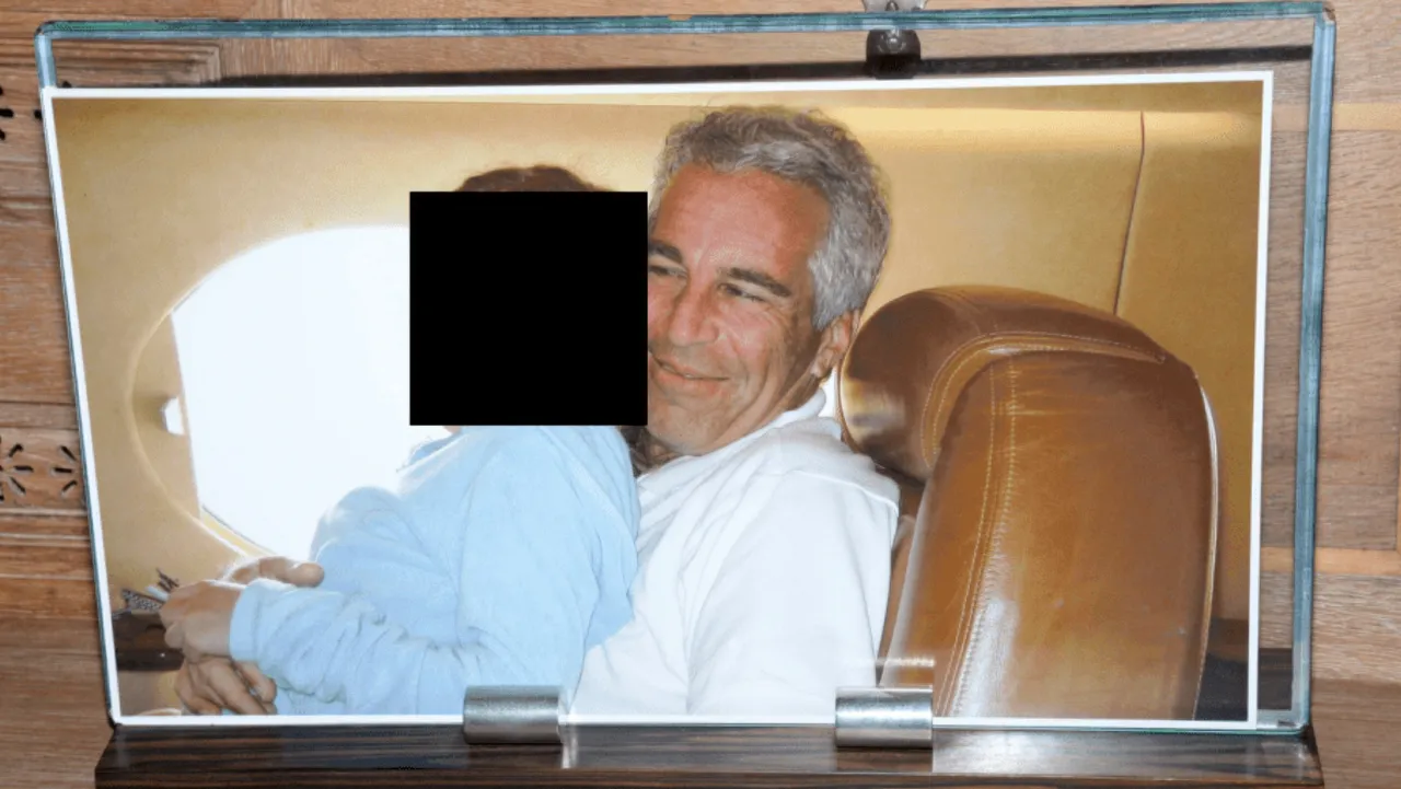 淫魔艾普斯坦在紧搂著一名身材娇小的女子，但女子的脸也被涂黑，不知道年纪是否成年。美联社