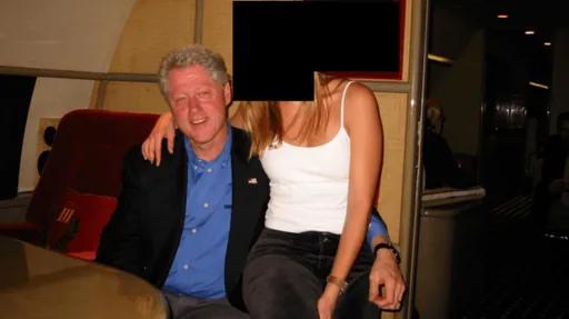 美国「司法布」！柯林顿搂爆乳妹证据都涂黑　受害者怒批包庇权贵