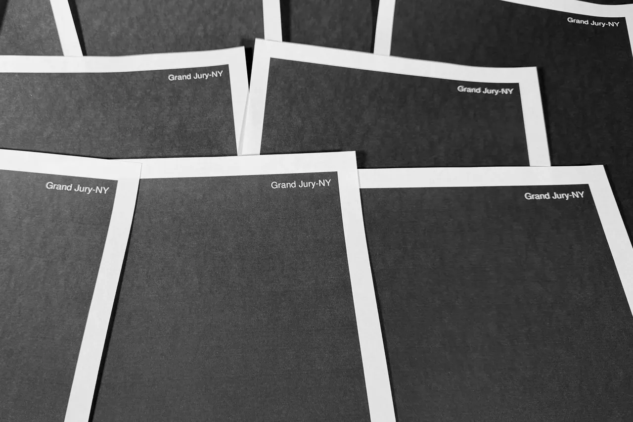 大批可揭发共犯的证据页面整页被美国司法部涂黑。美联社