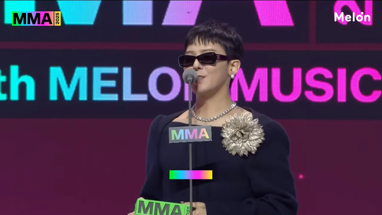 GD获得年度十大歌手、最佳男歌手奖，希望明年与BIGBANG一起得奖。翻摄YouTube