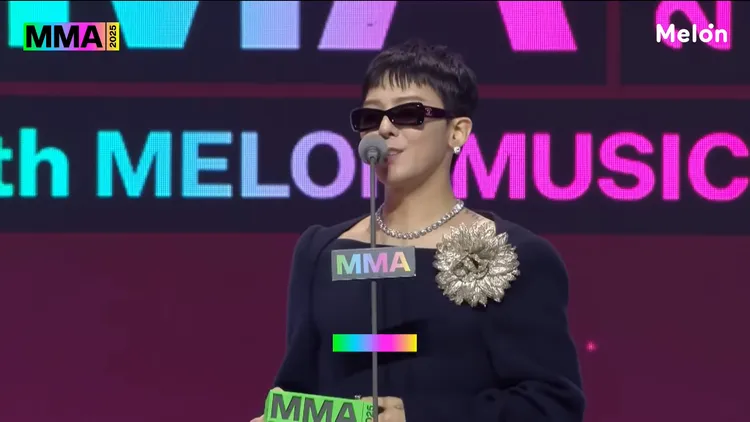 GD獲得年度十大歌手、最佳男歌手獎，希望明年與BIGBANG一起得獎。翻攝YouTube